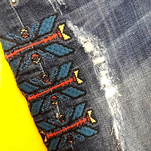 DESIGN LAB Emboidered Aztec Southeast Frayed Cutoff Denim Jean Shorts NWT - Picture 2 of 15